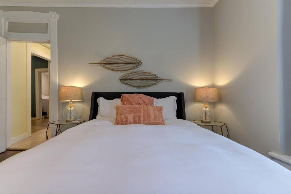 ממפיס Bright & Charming Cottage With Fire Pit And Porch Swing - Close To Beale Street, Bbq, Graceland, And The Liberty Bowl מראה חיצוני תמונה