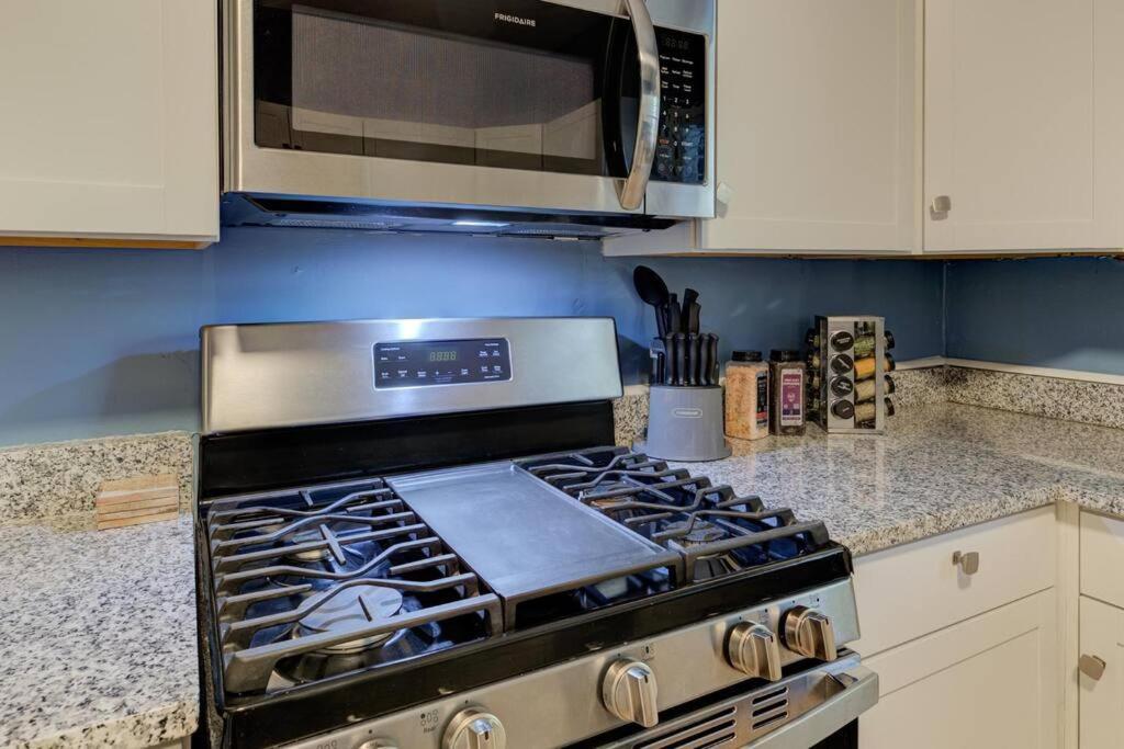 ממפיס Bright & Charming Cottage With Fire Pit And Porch Swing - Close To Beale Street, Bbq, Graceland, And The Liberty Bowl מראה חיצוני תמונה