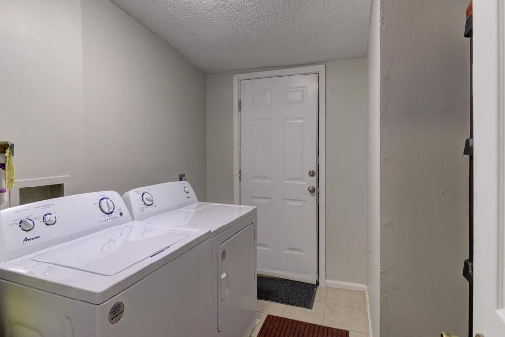 ממפיס Bright & Charming Cottage With Fire Pit And Porch Swing - Close To Beale Street, Bbq, Graceland, And The Liberty Bowl מראה חיצוני תמונה