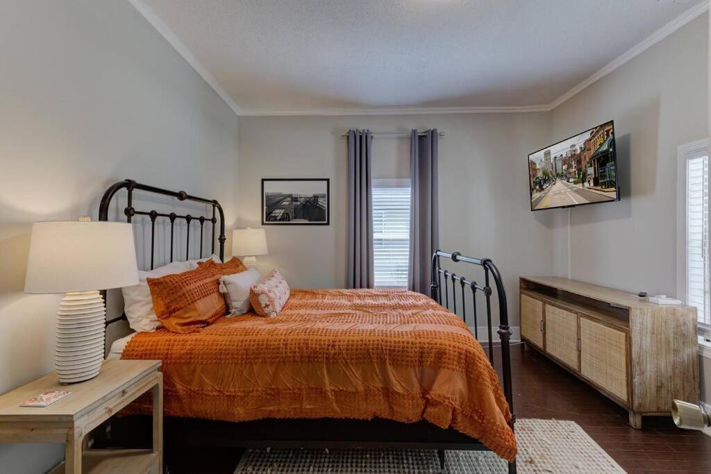 ממפיס Bright & Charming Cottage With Fire Pit And Porch Swing - Close To Beale Street, Bbq, Graceland, And The Liberty Bowl מראה חיצוני תמונה