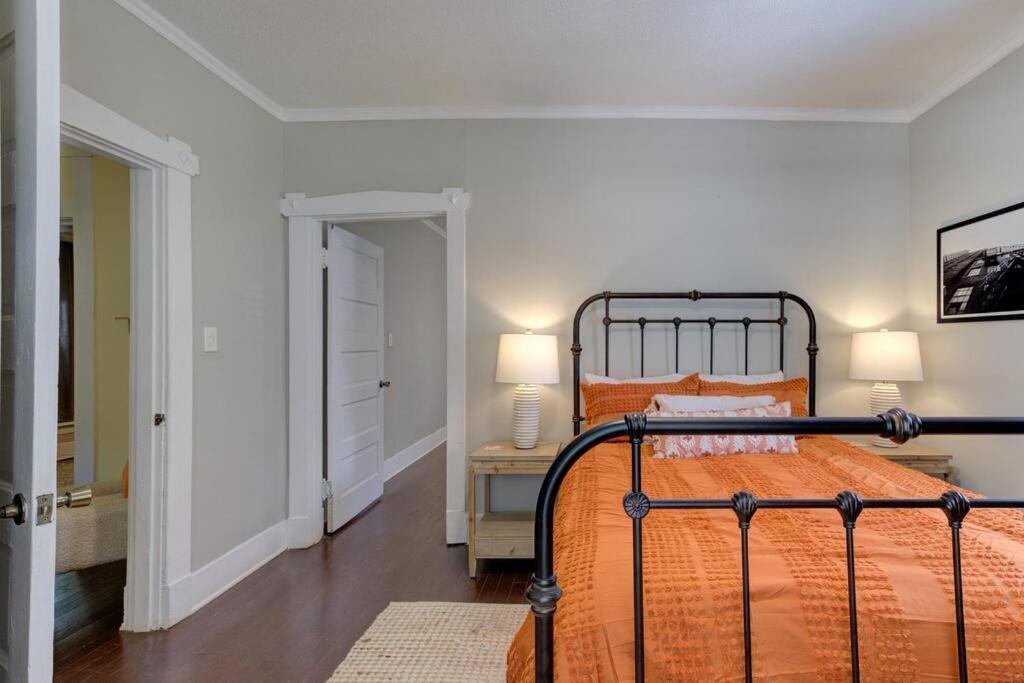ממפיס Bright & Charming Cottage With Fire Pit And Porch Swing - Close To Beale Street, Bbq, Graceland, And The Liberty Bowl מראה חיצוני תמונה